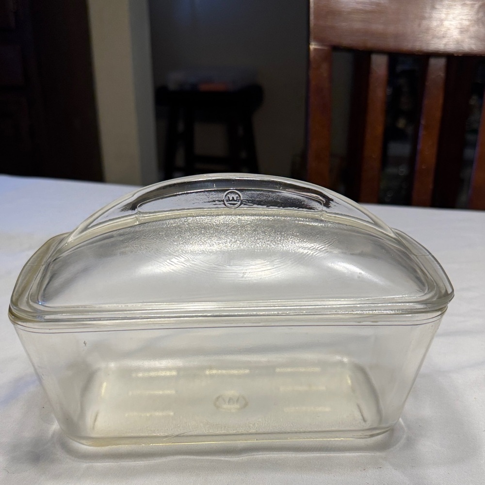 Vtg. 1950s Westinghouse glass, fin top covered oven loaf/fridge container.